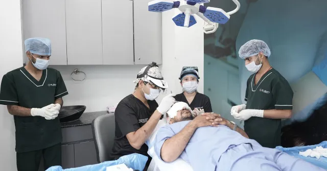 Klinik ortamında saç ekimi operasyonu yapan sağlık ekibi